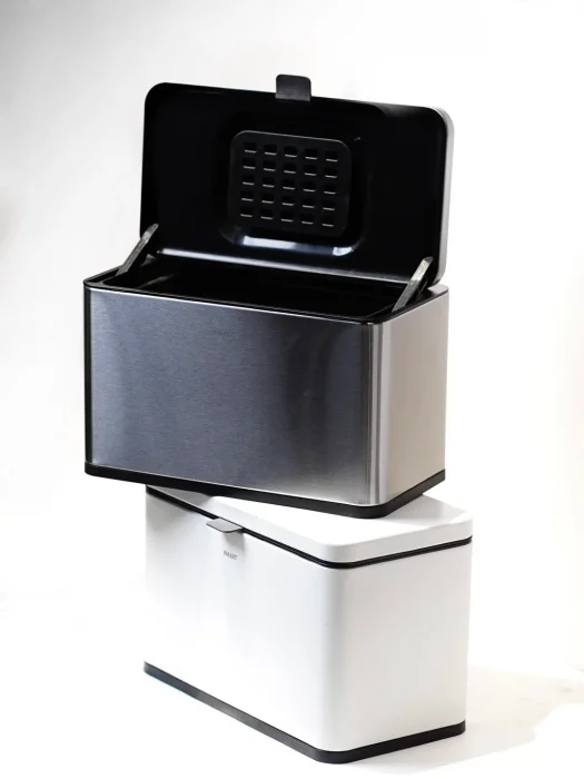 دو سطل کابینتی برند smart سه لیتری اولی سفید و دومی مشکی و درباز