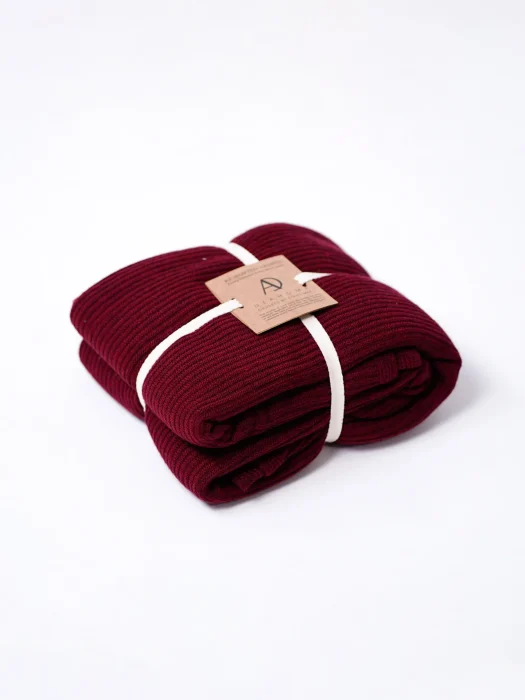 شال مبل رنگ چری جنس پنبه بسته بندی شده و مرتب