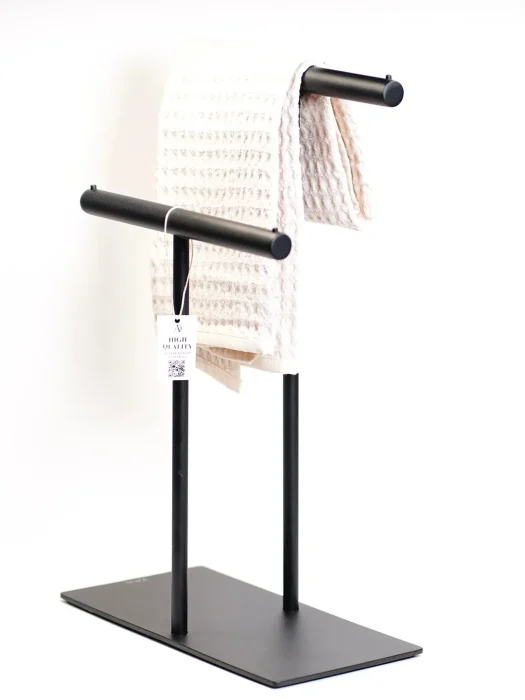 استند رو میزی دوقلو مشکی حوله و دستمال آویخته بر استند