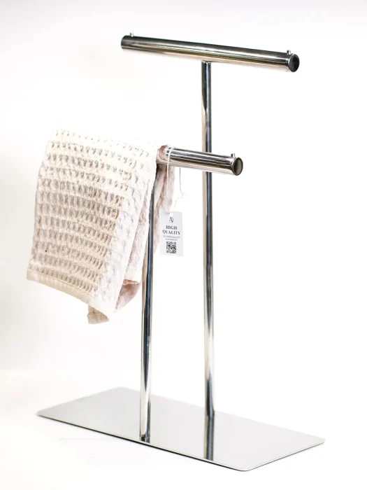 استند دوقلو رنگ کروم با حوله آویخته بر روی استند دو پایه