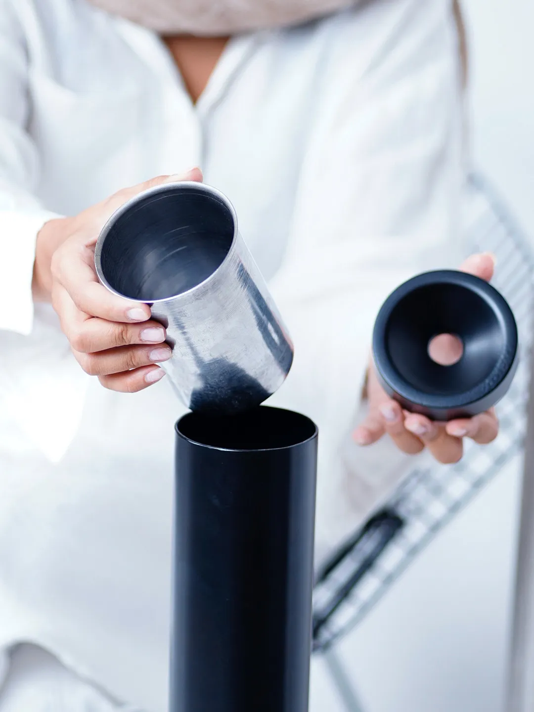 جا سیگاری پایه بلند گرد | عکس محصول - diahome جا سیگاری تصویر محصول در دستان خانم