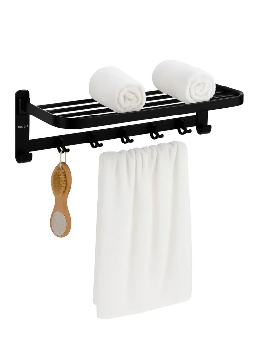 جا حوله ای حمام رنگ مشکی با حوله های آویخته متصل به دیوار سفید