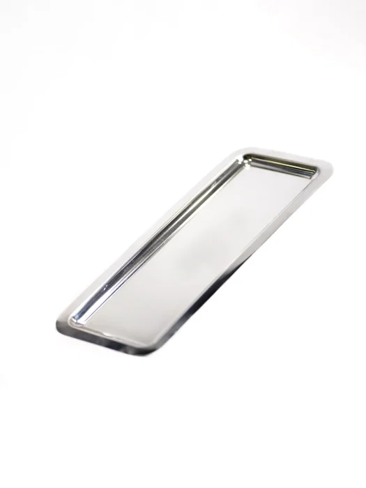 سینی دکوراتیو استیل براق نمایش در محیط سفید با بدنه استیل مقاوم