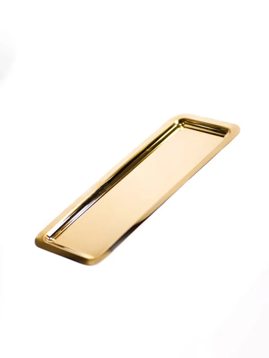 سینی دکوراتیو رنگ طلایی براق نمایش در محیط سفید با بدنه استیل مقاوم