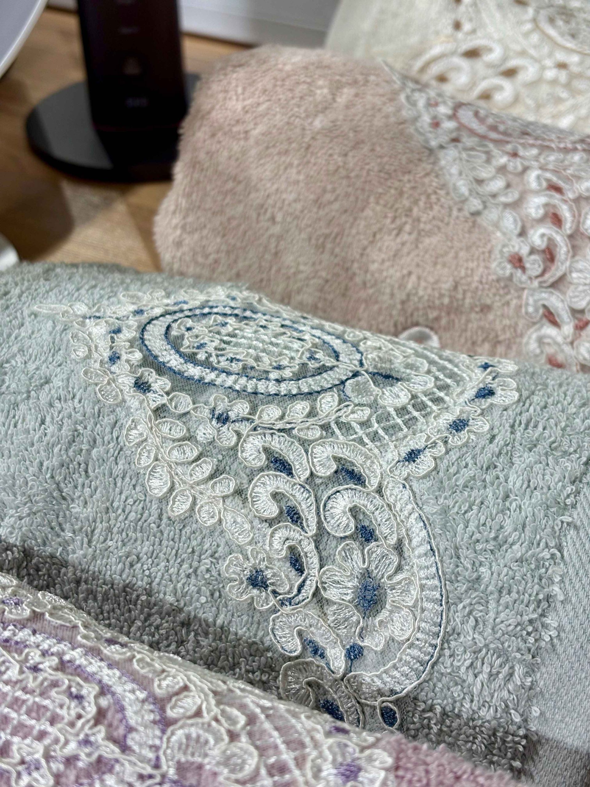 حوله گلدوزی شده مدل paisley | عکس محصول - diahome حوله گلدوزی شده paisley رنگ 1