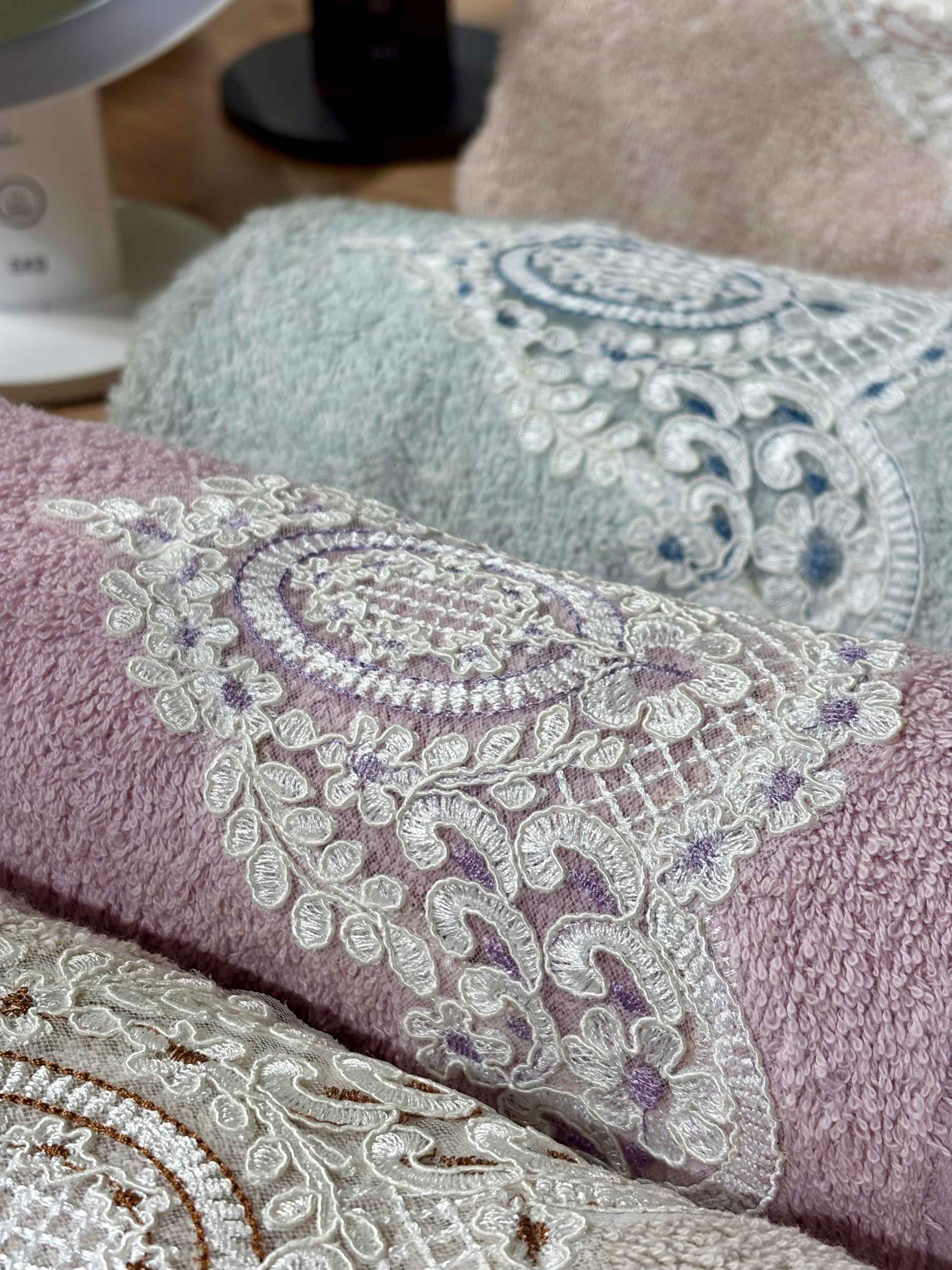 حوله گلدوزی شده مدل paisley | عکس محصول - diahome حوله گلدوزی شده paisley رنگ 1