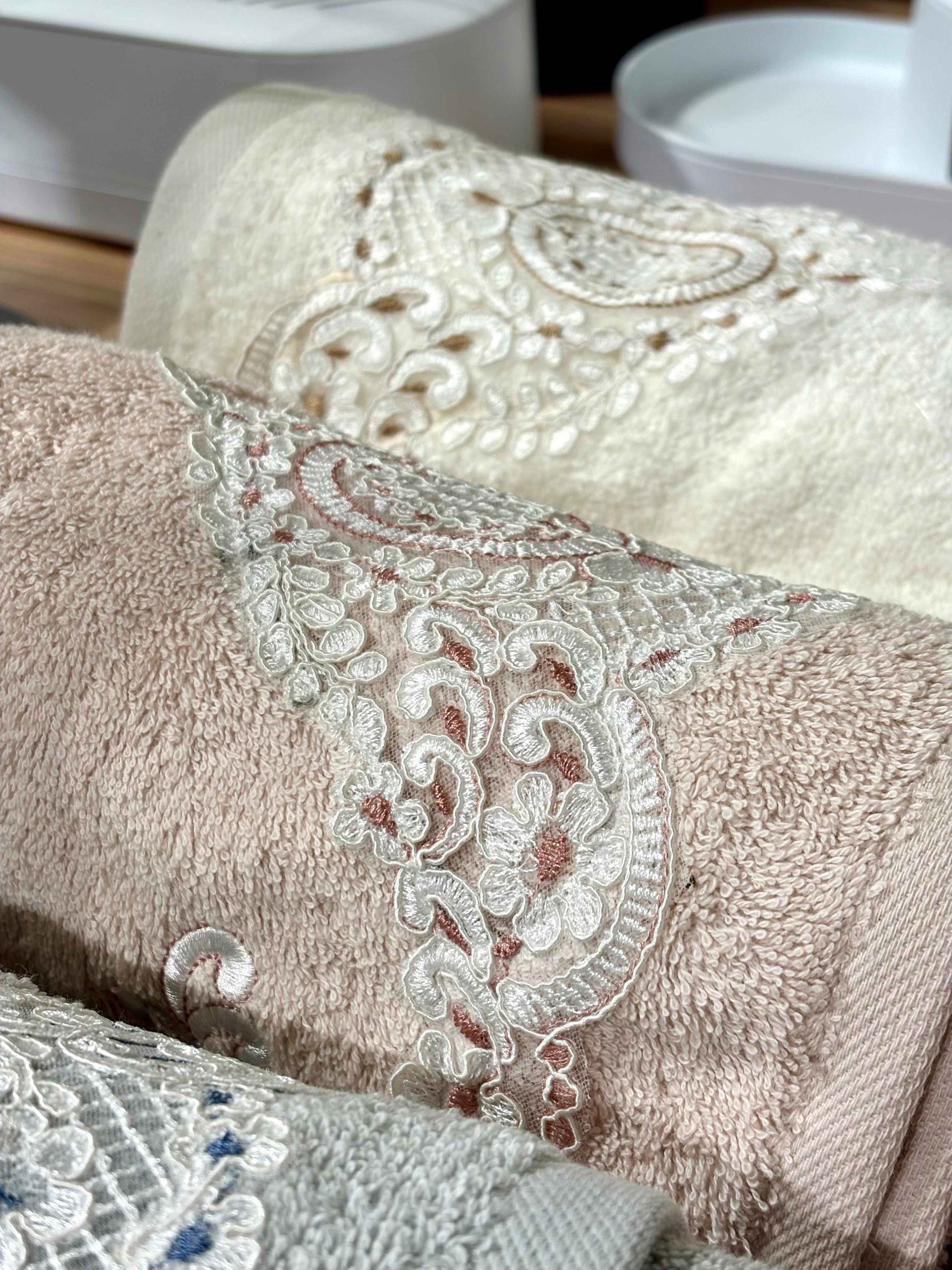 حوله گلدوزی شده مدل paisley | عکس محصول - diahome حوله گلدوزی شده paisley رنگ 1