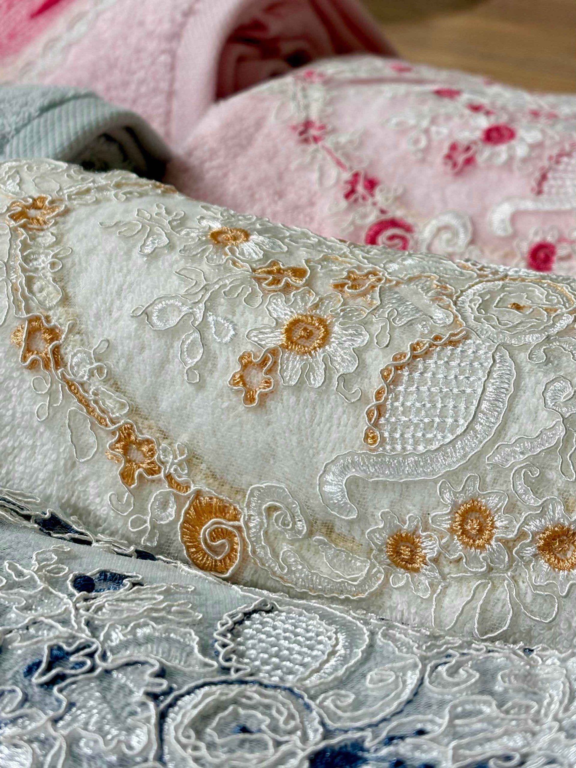 حوله گلدوزی شده مدل paisley floral | عکس محصول - diahome حوله گلدوزی شده paisley floral رنگ 5