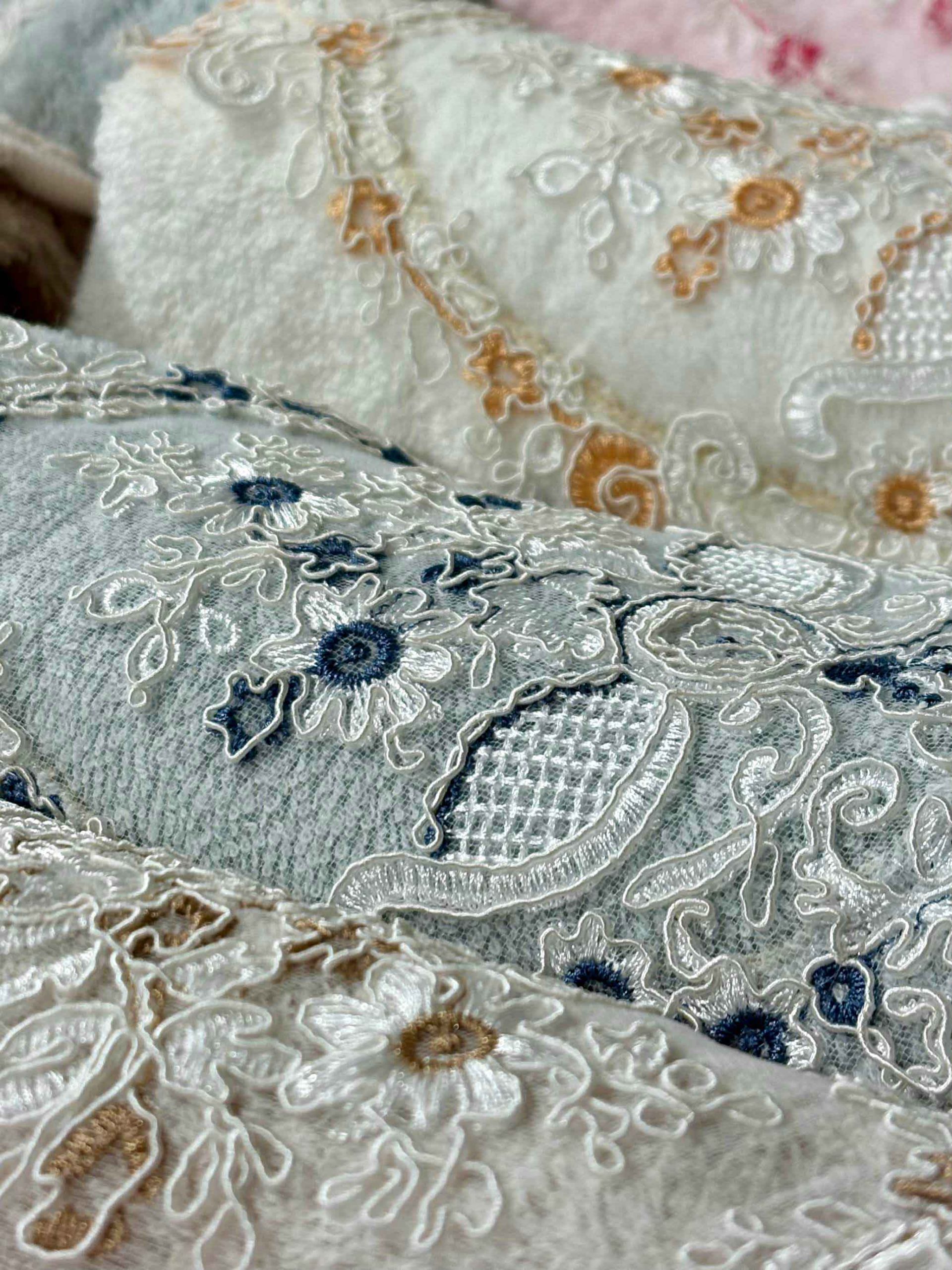 حوله گلدوزی شده مدل paisley floral | عکس محصول - diahome حوله گلدوزی شده paisley floral رنگ 4