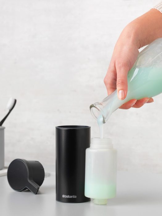 جا مایع فینگرپرینت پروف برابانتیا مشکی در حال پر کردن