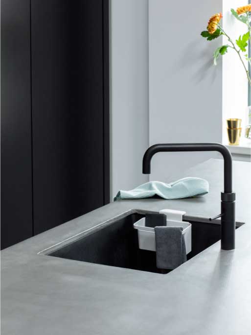 جا اسکاچی داخل سینک برابانتیا مدل Sink Organizer سفید برابانتیا در حال استفاده